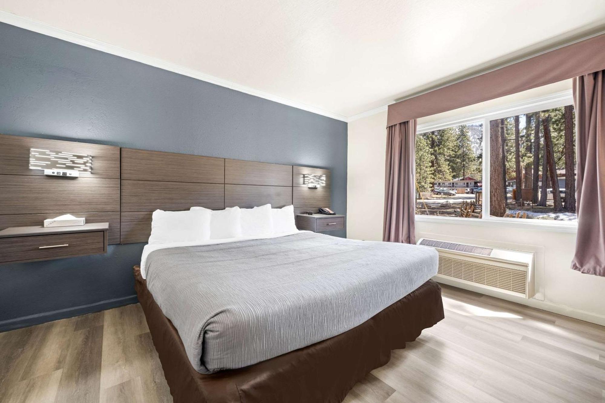 Econo Lodge Inn & Suites Heavenly Village Area South Lake Tahoe Exterior photo